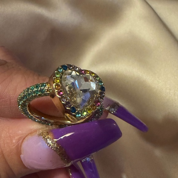 Kurt Geiger Rainbow Crystal Heart Cocktail Ring in Gold Tone Sz 7. New - Picture 3 of 7